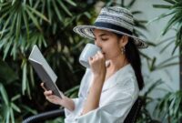 Seorang wanita menikmati secangkir teh hangat sambil membaca buku di pagi hari yang tenang, mencerminkan salah satu ide me time yang efektif untuk memulai hari dengan pikiran jernih. Momen pribadi seperti ini sangat penting untuk menjaga keseimbangan mental di tengah kesibukan sehari-hari.