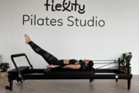 Beberapa individu menunjukkan berbagai pose latihan, mulai dari mengangkat beban di gym hingga gerakan fleksibel di kelas Pilates, menggambarkan ragam pilihan olahraga pembentuk tubuh. Masing-masing aktivitas ini berkontribusi pada kekuatan otot, kelenturan, dan daya tahan tubuh secara menyeluruh.