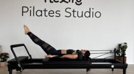 Beberapa individu menunjukkan berbagai pose latihan, mulai dari mengangkat beban di gym hingga gerakan fleksibel di kelas Pilates, menggambarkan ragam pilihan olahraga pembentuk tubuh. Masing-masing aktivitas ini berkontribusi pada kekuatan otot, kelenturan, dan daya tahan tubuh secara menyeluruh.