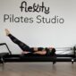 Beberapa individu menunjukkan berbagai pose latihan, mulai dari mengangkat beban di gym hingga gerakan fleksibel di kelas Pilates, menggambarkan ragam pilihan olahraga pembentuk tubuh. Masing-masing aktivitas ini berkontribusi pada kekuatan otot, kelenturan, dan daya tahan tubuh secara menyeluruh.