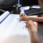 Seorang perempuan sedang menandai kalendernya, menunjukkan kebiasaan melacak siklus haid yang merupakan bagian penting dari pemahaman kesehatan reproduksi. Aktivitas ini membantu mengidentifikasi pola dan potensi masalah sejak dini.