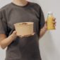 Seorang remaja perempuan sedang menikmati semangkuk salad buah segar, menunjukkan pentingnya asupan nutrisi seimbang untuk mendukung aktivitas sehari-hari dan tumbuh kembangnya.