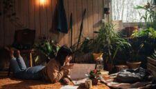 Seorang wanita menikmati momen tenang sambil membaca buku di sofa, menggambarkan pentingnya meluangkan waktu untuk diri sendiri demi menjaga kesehatan mental. Pemandangan ini menunjukkan bagaimana aktivitas sederhana dapat menjadi jeda yang berarti dari rutinitas harian.