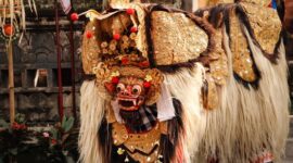 Ilustrasi artistik yang menampilkan berbagai karakter ikonik dari folklore Indonesia, seperti Sangkuriang, Timun Mas, dan Malin Kundang, dalam balutan warna-warna cerah. Gambar ini menangkap esensi magis dari cerita rakyat Nusantara yang kaya akan imajinasi dan nilai-nilai luhur.
