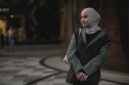 Seorang perempuan berhijab tampil stylish dengan paduan warna monokrom dan siluet longgar, mencerminkan tren busana muslimah yang mengutamakan kenyamanan dan keanggunan.