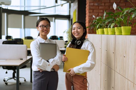 Seorang wanita profesional Indonesia tersenyum penuh percaya diri di sebuah acara jaringan, menunjukkan pentingnya koneksi dalam perjalanan karier. Ekspresi optimis ini mencerminkan semangat juang dan ambisi yang diperlukan untuk mencapai kesuksesan di dunia kerja modern.