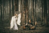 Seorang pendongeng dengan penuh ekspresi menceritakan legenda Nusantara kepada sekelompok anak, menggambarkan tradisi lisan yang telah mengakar kuat dalam kebudayaan Indonesia. Momen ini menunjukkan bagaimana cerita rakyat terus diwariskan dari generasi ke generasi sebagai sarana pendidikan moral dan pelestarian budaya.