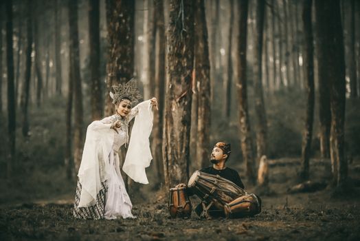 Seorang pendongeng dengan penuh ekspresi menceritakan legenda Nusantara kepada sekelompok anak, menggambarkan tradisi lisan yang telah mengakar kuat dalam kebudayaan Indonesia. Momen ini menunjukkan bagaimana cerita rakyat terus diwariskan dari generasi ke generasi sebagai sarana pendidikan moral dan pelestarian budaya.