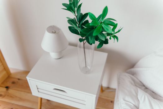 Ilustrasi kamar tidur minimalis dengan dominasi warna netral dan pencahayaan alami, menciptakan suasana tenang yang mengundang relaksasi. Desain ini menunjukkan bagaimana kesederhanaan furnitur dan penataan yang rapi dapat menghasilkan ruang yang elegan sekaligus sangat fungsional.