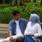 Seorang perempuan berhijab mengenakan paduan tunik panjang berwarna pastel dengan celana kulot lebar, tas selempang minimalis, dan hijab pashmina polos yang memberikan kesan santai namun tetap elegan. Penampilan ini merefleksikan tren OOTD hijab 2026 yang mengedepankan kenyamanan dan gaya personal.