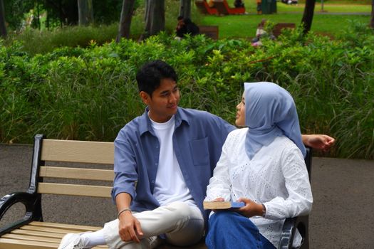 Seorang perempuan berhijab mengenakan paduan tunik panjang berwarna pastel dengan celana kulot lebar, tas selempang minimalis, dan hijab pashmina polos yang memberikan kesan santai namun tetap elegan. Penampilan ini merefleksikan tren OOTD hijab 2026 yang mengedepankan kenyamanan dan gaya personal.