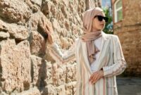 Seorang wanita berhijab tampil stylish dengan paduan warna netral dan siluet longgar, mencerminkan tren OOTD hijab 2026 yang mengutamakan kenyamanan namun tetap berkelas. Penampilannya menunjukkan perpaduan apik antara kepraktisan dan estetika modern yang relevan untuk gaya hidup dinamis.
