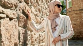 Seorang wanita berhijab tampil stylish dengan paduan warna netral dan siluet longgar, mencerminkan tren OOTD hijab 2026 yang mengutamakan kenyamanan namun tetap berkelas. Penampilannya menunjukkan perpaduan apik antara kepraktisan dan estetika modern yang relevan untuk gaya hidup dinamis.