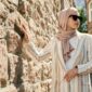 Seorang wanita berhijab tampil stylish dengan paduan warna netral dan siluet longgar, mencerminkan tren OOTD hijab 2026 yang mengutamakan kenyamanan namun tetap berkelas. Penampilannya menunjukkan perpaduan apik antara kepraktisan dan estetika modern yang relevan untuk gaya hidup dinamis.