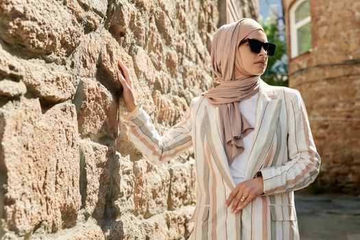 Seorang wanita berhijab tampil stylish dengan paduan warna netral dan siluet longgar, mencerminkan tren OOTD hijab 2026 yang mengutamakan kenyamanan namun tetap berkelas. Penampilannya menunjukkan perpaduan apik antara kepraktisan dan estetika modern yang relevan untuk gaya hidup dinamis.
