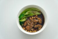 Ilustrasi hidangan rumahan yang praktis dan lezat, menunjukkan beragam masakan cepat saji buatan sendiri seperti pasta, salad, atau ayam panggang yang siap disantap. Foto ini menggambarkan kemudahan dan keindahan proses memasak efisien di dapur modern.