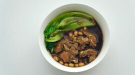 Ilustrasi hidangan rumahan yang praktis dan lezat, menunjukkan beragam masakan cepat saji buatan sendiri seperti pasta, salad, atau ayam panggang yang siap disantap. Foto ini menggambarkan kemudahan dan keindahan proses memasak efisien di dapur modern.