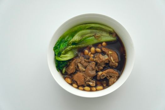 Ilustrasi hidangan rumahan yang praktis dan lezat, menunjukkan beragam masakan cepat saji buatan sendiri seperti pasta, salad, atau ayam panggang yang siap disantap. Foto ini menggambarkan kemudahan dan keindahan proses memasak efisien di dapur modern.