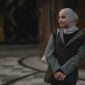 Seorang wanita mengenakan busana hijab dengan warna pastel lembut dan potongan longgar yang elegan, mencerminkan tren OOTD hijab 2026. Tampilan ini memadukan kenyamanan dan gaya modern untuk aktivitas sehari-hari di perkotaan.