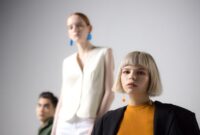Seorang wanita berjalan dengan percaya diri mengenakan setelan berwarna hijau limau yang mencolok, dipadukan dengan tas tangan mini dan sepatu platform, merepresentasikan tren fashion wanita terkini di tahun 2026 yang mengedepankan warna vibran dan siluet berani.