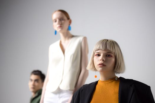 Seorang wanita berjalan dengan percaya diri mengenakan setelan berwarna hijau limau yang mencolok, dipadukan dengan tas tangan mini dan sepatu platform, merepresentasikan tren fashion wanita terkini di tahun 2026 yang mengedepankan warna vibran dan siluet berani.