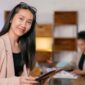 Seorang wanita profesional Indonesia tersenyum percaya diri di lingkungan kantor modern, merefleksikan kesuksesan dan keseimbangan dalam kariernya. Ia menunjukkan bahwa dengan strategi yang tepat, setiap wanita bisa mencapai potensi penuhnya.