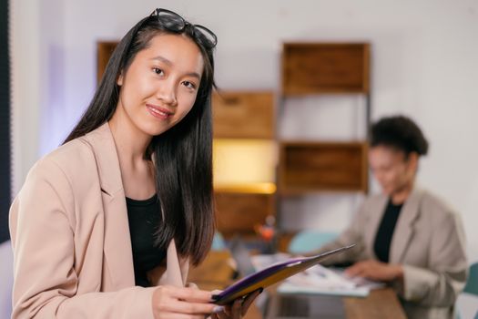 Seorang wanita profesional Indonesia tersenyum percaya diri di lingkungan kantor modern, merefleksikan kesuksesan dan keseimbangan dalam kariernya. Ia menunjukkan bahwa dengan strategi yang tepat, setiap wanita bisa mencapai potensi penuhnya.