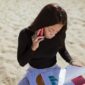 Seorang perempuan tampak menyeimbangkan antara tumpukan dokumen pekerjaan dan simbol-simbol kebahagiaan personal, menggambarkan tantangan dalam mencapai *work life balance* di tengah kesibukan modern. Gambar ini merefleksikan pentingnya harmoni antara karier dan kehidupan pribadi untuk kesejahteraan menyeluruh.