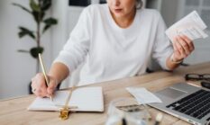 Merajut Masa Depan Finansial: Mengapa Perempuan Perlu Lebih Cermat Berencana