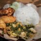 Sebuah hidangan nasi goreng kampung yang disajikan dengan telur mata sapi, kerupuk, dan acar, tampak begitu menggoda selera dengan taburan bawang goreng. Hidangan ini menunjukkan bagaimana makanan rumahan yang sederhana bisa diolah menjadi sajian istimewa yang lezat dan praktis.