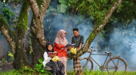 Anak-anak Indonesia dengan pakaian adat mendengarkan cerita dongeng dari seorang pencerita, menggambarkan tradisi lisan yang kaya dan perlu terus dilestarikan. Momen ini menyoroti pentingnya meneruskan warisan budaya kepada generasi muda.