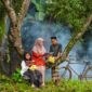 Anak-anak Indonesia dengan pakaian adat mendengarkan cerita dongeng dari seorang pencerita, menggambarkan tradisi lisan yang kaya dan perlu terus dilestarikan. Momen ini menyoroti pentingnya meneruskan warisan budaya kepada generasi muda.
