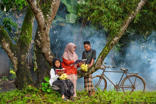 Anak-anak Indonesia dengan pakaian adat mendengarkan cerita dongeng dari seorang pencerita, menggambarkan tradisi lisan yang kaya dan perlu terus dilestarikan. Momen ini menyoroti pentingnya meneruskan warisan budaya kepada generasi muda.