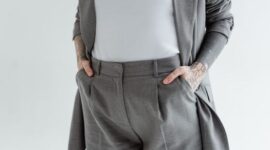 Seorang wanita modern memadukan blazer longgar berwarna krem dengan celana kulot, menunjukkan esensi gaya minimalis adaptif yang nyaman dan elegan. Pilihan busana ini merefleksikan tren fashion 2026 yang mengedepankan keberlanjutan dan fungsionalitas dalam setiap kesempatan.