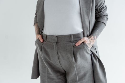 Seorang wanita modern memadukan blazer longgar berwarna krem dengan celana kulot, menunjukkan esensi gaya minimalis adaptif yang nyaman dan elegan. Pilihan busana ini merefleksikan tren fashion 2026 yang mengedepankan keberlanjutan dan fungsionalitas dalam setiap kesempatan.