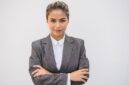 Seorang wanita profesional tampak percaya diri memimpin rapat di sebuah kantor modern, menunjukkan ketangkasan dan kepemimpinan yang menjadi kunci sukses dalam dunia kerja yang kompetitif. Ekspresi wajahnya mencerminkan optimisme dan kesiapan menghadapi berbagai tantangan.