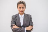 Seorang wanita profesional tampak percaya diri memimpin rapat di sebuah kantor modern, menunjukkan ketangkasan dan kepemimpinan yang menjadi kunci sukses dalam dunia kerja yang kompetitif. Ekspresi wajahnya mencerminkan optimisme dan kesiapan menghadapi berbagai tantangan.