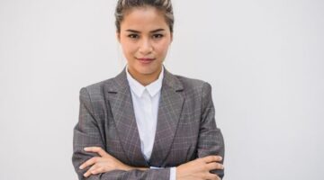 Seorang wanita profesional tampak percaya diri memimpin rapat di sebuah kantor modern, menunjukkan ketangkasan dan kepemimpinan yang menjadi kunci sukses dalam dunia kerja yang kompetitif. Ekspresi wajahnya mencerminkan optimisme dan kesiapan menghadapi berbagai tantangan.