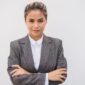 Seorang wanita profesional tampak percaya diri memimpin rapat di sebuah kantor modern, menunjukkan ketangkasan dan kepemimpinan yang menjadi kunci sukses dalam dunia kerja yang kompetitif. Ekspresi wajahnya mencerminkan optimisme dan kesiapan menghadapi berbagai tantangan.