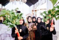 Berbagai karakter dari folklore Indonesia yang kaya warna dan sarat makna, mencerminkan kekayaan budaya Nusantara yang tak lekang oleh waktu. Setiap tokoh membawa pesan moral dan cerita yang telah diwariskan dari generasi ke generasi.