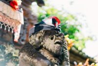 Ilustrasi artistik yang memukau ini menggambarkan adegan dari berbagai legenda populer Indonesia, seperti Malin Kundang yang dikutuk menjadi batu dan kemegahan Candi Prambanan yang dibangun oleh Roro Jonggrang, mencerminkan kekayaan budaya Nusantara.