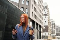 Seorang wanita profesional berjalan dengan percaya diri di tengah kota, mencerminkan kekuatan dan ambisi untuk meraih kesuksesan dalam karier. Gambaran ini menginspirasi para wanita untuk berani melangkah maju dan menunjukkan potensi terbaiknya di dunia kerja.
