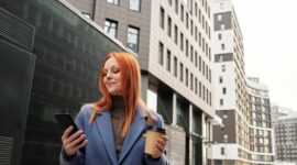 Seorang wanita profesional berjalan dengan percaya diri di tengah kota, mencerminkan kekuatan dan ambisi untuk meraih kesuksesan dalam karier. Gambaran ini menginspirasi para wanita untuk berani melangkah maju dan menunjukkan potensi terbaiknya di dunia kerja.
