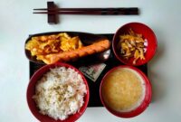 Ilustrasi visual berbagai hidangan praktis seperti pasta aglio e olio udang, telur dadar sayuran, dan nasi goreng sosis, yang menunjukkan betapa mudah dan cepatnya menyiapkan makanan lezat di rumah. Gambar ini merepresentasikan gaya hidup modern yang mengedepankan efisiensi tanpa mengurangi kualitas gizi dan rasa makanan.
