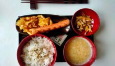 Ilustrasi visual berbagai hidangan praktis seperti pasta aglio e olio udang, telur dadar sayuran, dan nasi goreng sosis, yang menunjukkan betapa mudah dan cepatnya menyiapkan makanan lezat di rumah. Gambar ini merepresentasikan gaya hidup modern yang mengedepankan efisiensi tanpa mengurangi kualitas gizi dan rasa makanan.