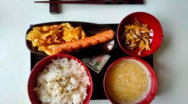 Ilustrasi visual berbagai hidangan praktis seperti pasta aglio e olio udang, telur dadar sayuran, dan nasi goreng sosis, yang menunjukkan betapa mudah dan cepatnya menyiapkan makanan lezat di rumah. Gambar ini merepresentasikan gaya hidup modern yang mengedepankan efisiensi tanpa mengurangi kualitas gizi dan rasa makanan.