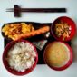 Ilustrasi visual berbagai hidangan praktis seperti pasta aglio e olio udang, telur dadar sayuran, dan nasi goreng sosis, yang menunjukkan betapa mudah dan cepatnya menyiapkan makanan lezat di rumah. Gambar ini merepresentasikan gaya hidup modern yang mengedepankan efisiensi tanpa mengurangi kualitas gizi dan rasa makanan.
