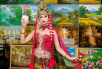 Seorang penutur cerita tradisional dengan busana adat membagikan kisah-kisah legenda rakyat kepada sekelompok anak, menggambarkan bagaimana warisan lisan ini terus dihidupkan dari generasi ke generasi. Pemandangan ini menekankan pentingnya interaksi dan penyampaian cerita secara langsung untuk menjaga kelestarian budaya.