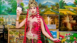 Seorang penutur cerita tradisional dengan busana adat membagikan kisah-kisah legenda rakyat kepada sekelompok anak, menggambarkan bagaimana warisan lisan ini terus dihidupkan dari generasi ke generasi. Pemandangan ini menekankan pentingnya interaksi dan penyampaian cerita secara langsung untuk menjaga kelestarian budaya.