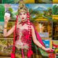 Seorang penutur cerita tradisional dengan busana adat membagikan kisah-kisah legenda rakyat kepada sekelompok anak, menggambarkan bagaimana warisan lisan ini terus dihidupkan dari generasi ke generasi. Pemandangan ini menekankan pentingnya interaksi dan penyampaian cerita secara langsung untuk menjaga kelestarian budaya.